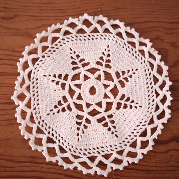 ドイツの手仕事/アイボリー色の糸で編まれたラウンド形手編みドイリー (未使用品 ヴィンテージ リメイク素材） 2枚目の画像