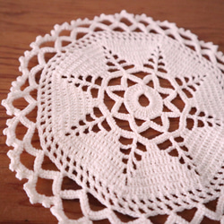 ドイツの手仕事/アイボリー色の糸で編まれたラウンド形手編みドイリー (未使用品 ヴィンテージ リメイク素材） 3枚目の画像