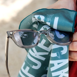 メガネやサングラスが拭けるハンカチ「fukeru」check 三角 1枚目の画像