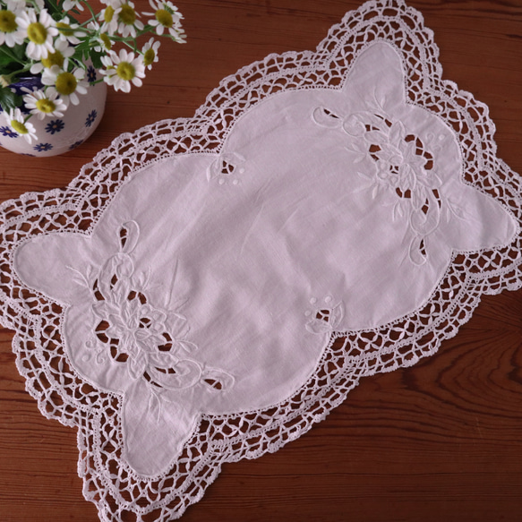 フランスの手仕事/ボビンレースとお花の白糸手刺繍 テーブルマット (ヴィンテージ ブロカント） 1枚目の画像