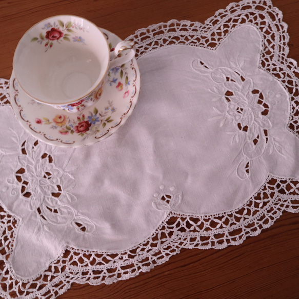 フランスの手仕事/ボビンレースとお花の白糸手刺繍 テーブルマット (ヴィンテージ ブロカント） 9枚目の画像