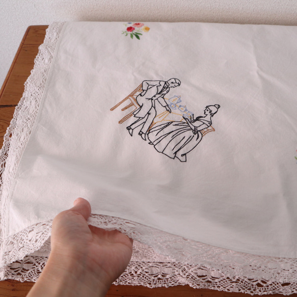 フランスの手仕事/マダムとムッシュのティータイム手刺繍 大判サイズ生地 テーブルクロス (ヴィンテージ) 8枚目の画像
