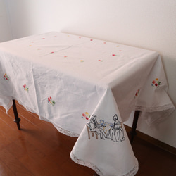 フランスの手仕事/マダムとムッシュのティータイム手刺繍 大判サイズ生地 テーブルクロス (ヴィンテージ) 3枚目の画像
