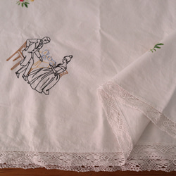 フランスの手仕事/マダムとムッシュのティータイム手刺繍 大判サイズ生地 テーブルクロス (ヴィンテージ) 11枚目の画像