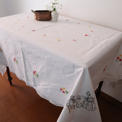 フランスの手仕事/マダムとムッシュのティータイム手刺繍 大判サイズ生地 テーブルクロス (ヴィンテージ) 1枚目の画像