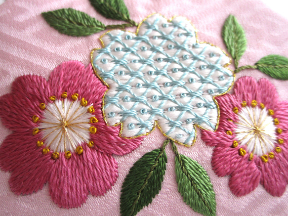 日本刺繍＊桜の花＊絹のがま口小銭入れ・キーケース ◆桜色◆刺繍 手刺繍 伝統工芸 ギフト 3枚目の画像