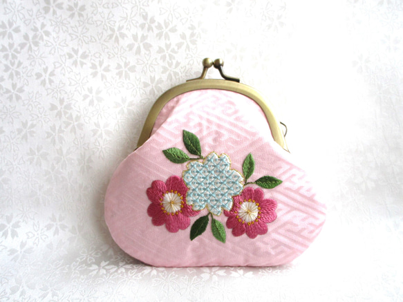 日本刺繍＊桜の花＊絹のがま口小銭入れ・キーケース ◆桜色◆刺繍 手刺繍 伝統工芸 ギフト 1枚目の画像