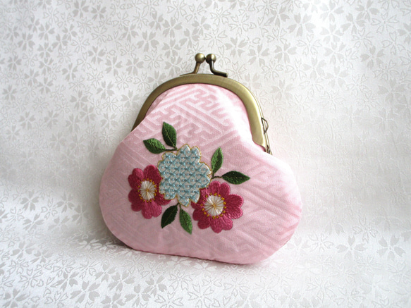 日本刺繍＊桜の花＊絹のがま口小銭入れ・キーケース ◆桜色◆刺繍 手刺繍 伝統工芸 ギフト 6枚目の画像