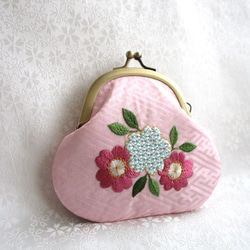 日本刺繍＊桜の花＊絹のがま口小銭入れ・キーケース ◆桜色◆刺繍 手刺繍 伝統工芸 ギフト 5枚目の画像