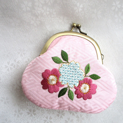 日本刺繍＊桜の花＊絹のがま口小銭入れ・キーケース ◆桜色◆刺繍 手刺繍 伝統工芸 ギフト 7枚目の画像
