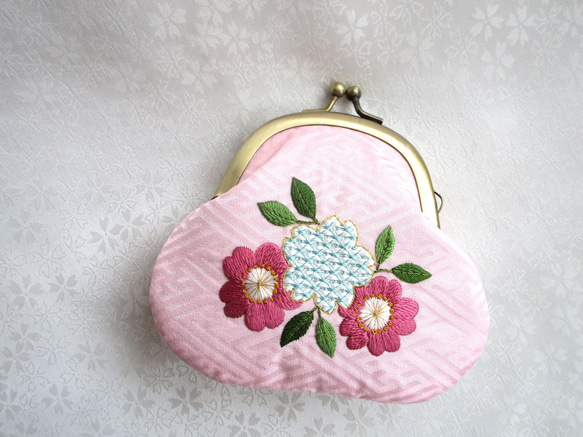 日本刺繍＊桜の花＊絹のがま口小銭入れ・キーケース ◆桜色◆刺繍 手刺繍 伝統工芸 ギフト 7枚目の画像