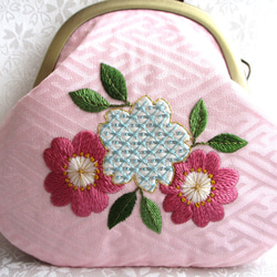 日本刺繍＊桜の花＊絹のがま口小銭入れ・キーケース ◆桜色◆刺繍 手刺繍 伝統工芸 ギフト 2枚目の画像