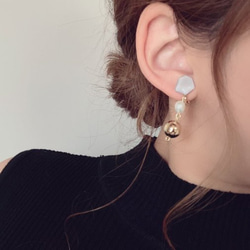 Asymmetry metal ball × 淡水パール KAKERA pierce/earring (Gray) 3枚目の画像