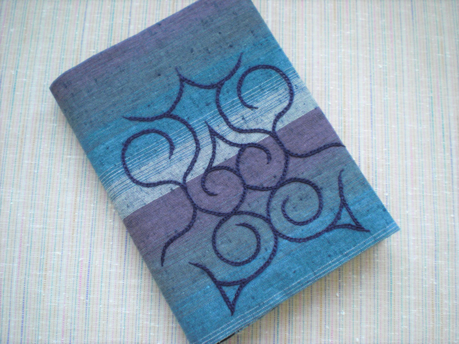 爆買いしたい アイヌ文様刺繍】ブックカバー♡文庫本サイズ ブックカバー 机上用品・文具収納