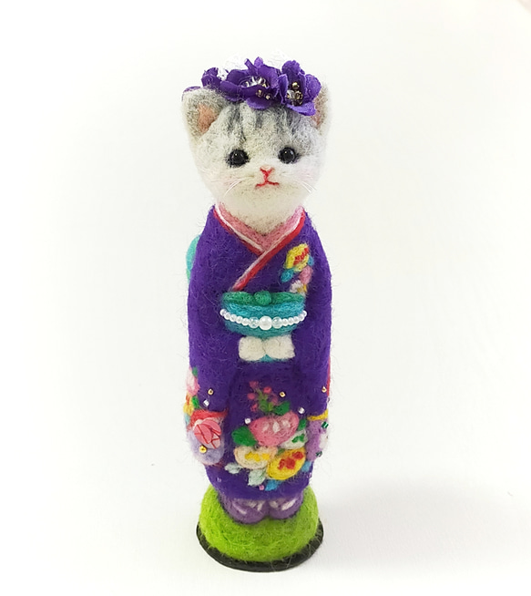 ◾振り袖の猫人形16cmサイズ　紫の晴れ着　グレーとら猫　羊毛フェルト 2枚目の画像
