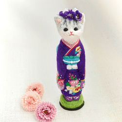 ◾振り袖の猫人形16cmサイズ　紫の晴れ着　グレーとら猫　羊毛フェルト 1枚目の画像