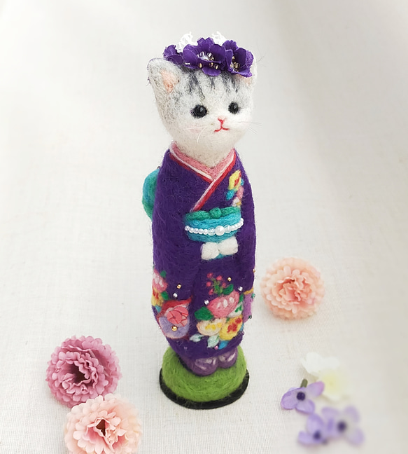 ◾振り袖の猫人形16cmサイズ　紫の晴れ着　グレーとら猫　羊毛フェルト 3枚目の画像