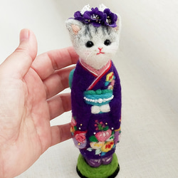 ◾振り袖の猫人形16cmサイズ　紫の晴れ着　グレーとら猫　羊毛フェルト 7枚目の画像