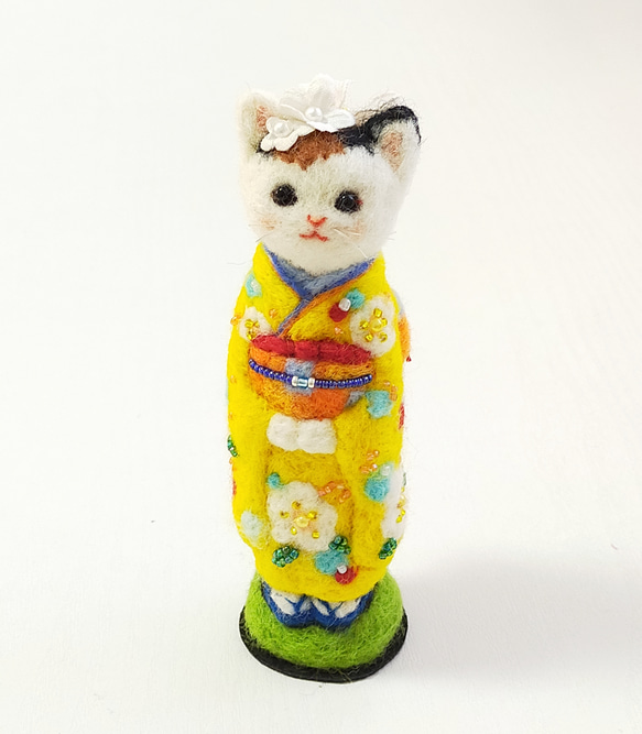 ◾振り袖の猫人形14cmサイズ　黄色の晴れ着　三毛猫　羊毛フェルト 2枚目の画像