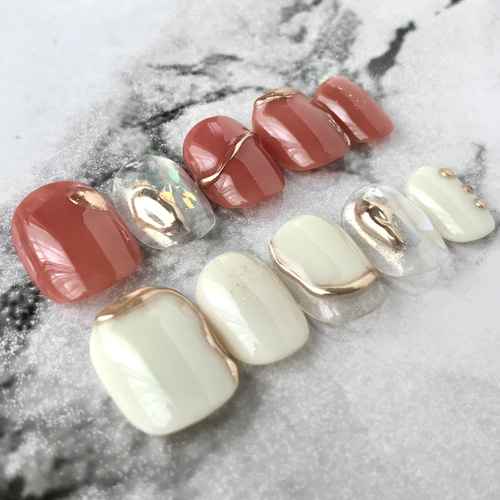 レッドとホワイトのゴールドニュアンスネイル ミラーネイル 金色