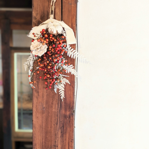 南天の実がほっこり温かなドライフラワースワッグ 正月 インテリア