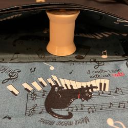 ショルダーバッグ　A4 横 サイズ　ポケットあり　肩紐調整可　猫　音符　ピアノ 4枚目の画像