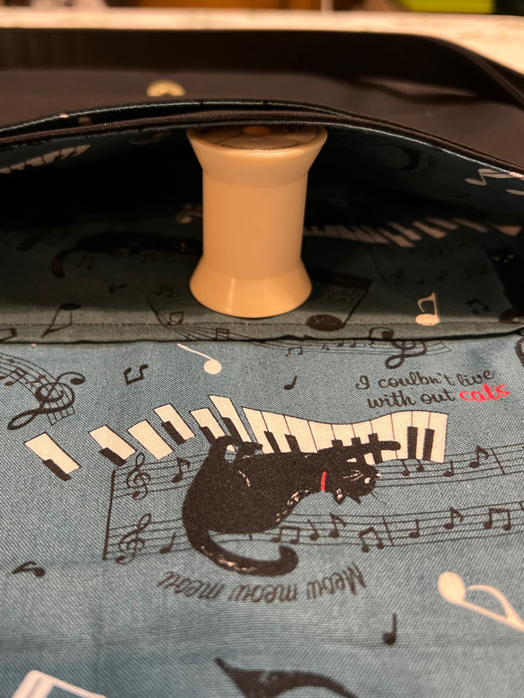 ショルダーバッグ　A4 横 サイズ　ポケットあり　肩紐調整可　猫　音符　ピアノ 4枚目の画像