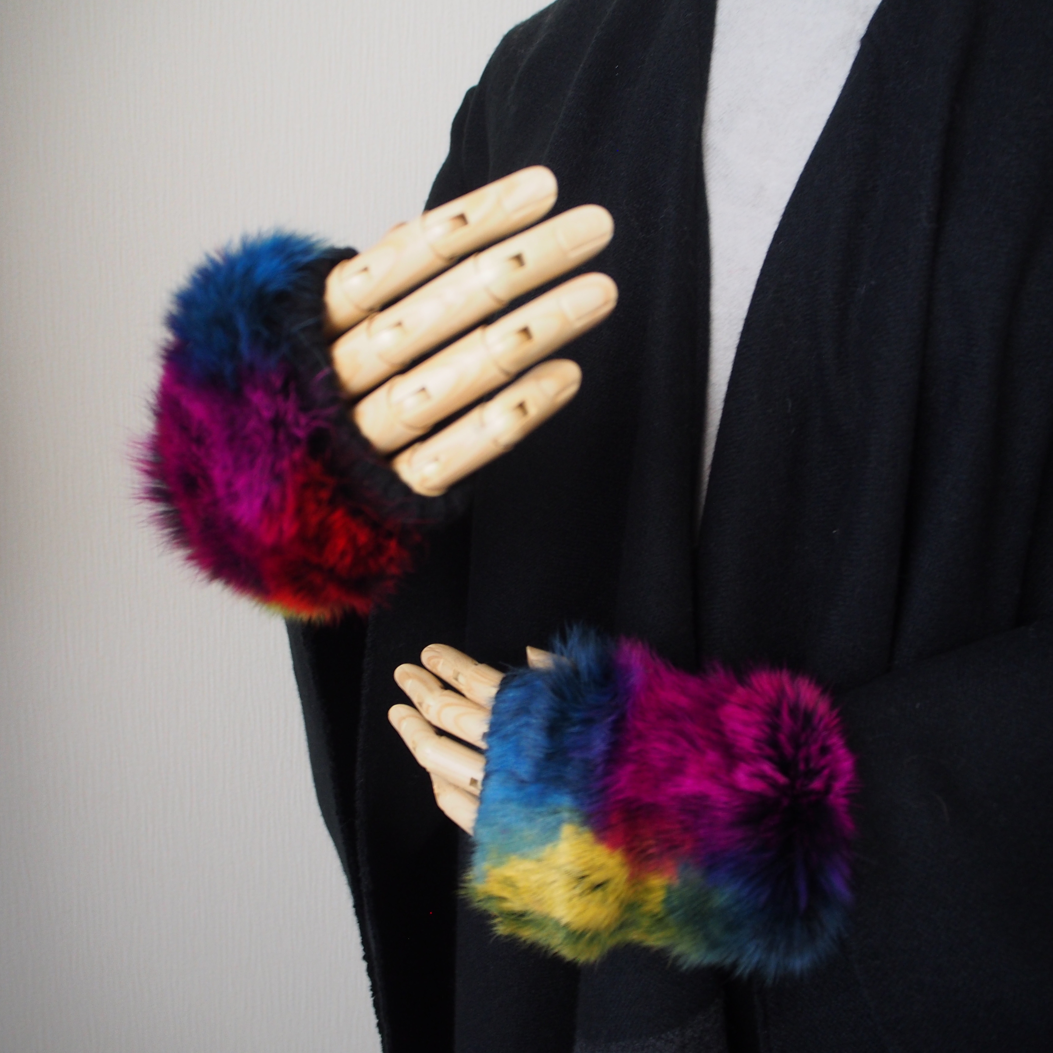 特集掲載【オシャレな手元を大胆に演出】ラビットファー・ハンドウォーマー・マジカル