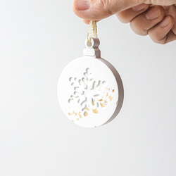 〈香るオーナメント〉スノークリスタルのアロマストーン 雪の結晶 クリスマス ゴールドのリボン付き 4枚目の画像