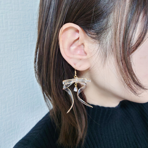 人気☆雫きらめくワイヤーリボンピアス・イヤリング レジン 華やか