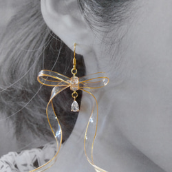 人気☆雫きらめくワイヤーリボンピアス・イヤリング レジン 華やか