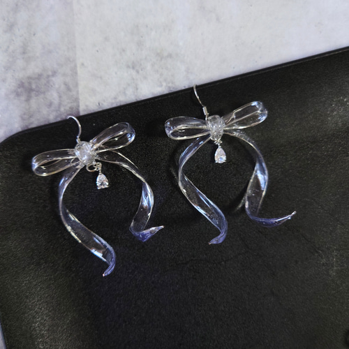 レジン イヤリング クリア リボン 人気☆雫きらめくワイヤーリボンピアス・イヤリング レジン 華やか