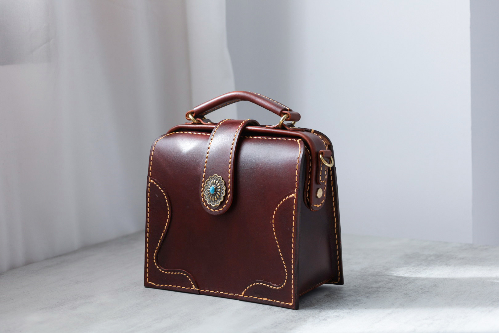 新商品！フラットタイプのがま口バッグ 手作りのレザーショルダーバッグ　2WAY