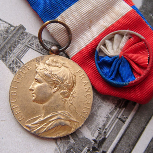 アンティーク / ビンテージ、フレンチ・メダル　トリコロールリボン付 1枚目の画像