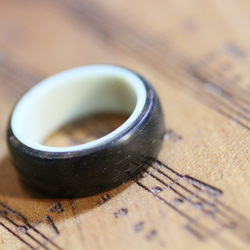 黒檀と鹿の角のリング（指輪）高級木材　檜の無垢材削り出しのケース付き 2枚目の画像
