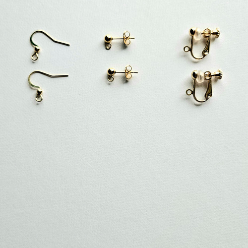 小さなお花とラピスラズリ ピアス/イヤリング ピアス（フック