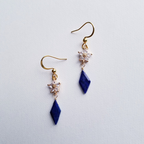 小さなお花とラピスラズリ ピアス/イヤリング ピアス（フック 