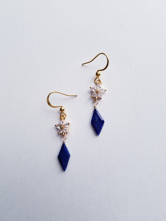 小さなお花とラピスラズリ ピアス/イヤリング ピアス（フック