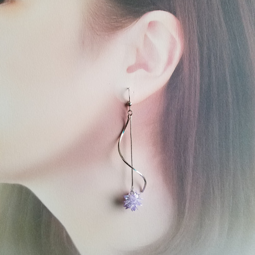 揺れる氷の花【パープル】 ピアス/イヤリング ピアス（フック 