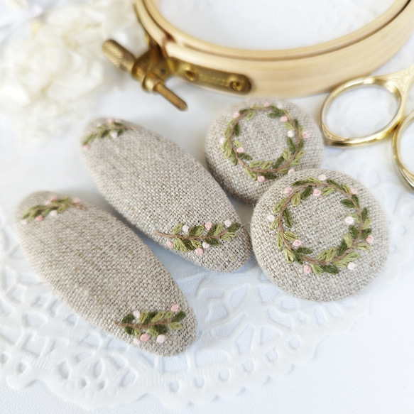 【 ヘアゴム 】刺繍 くるみボタン 4枚目の画像