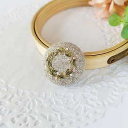 【 ヘアゴム 】刺繍 くるみボタン 2枚目の画像