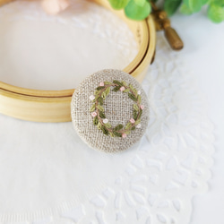 【 ブローチ 】刺繍 くるみボタン 3枚目の画像