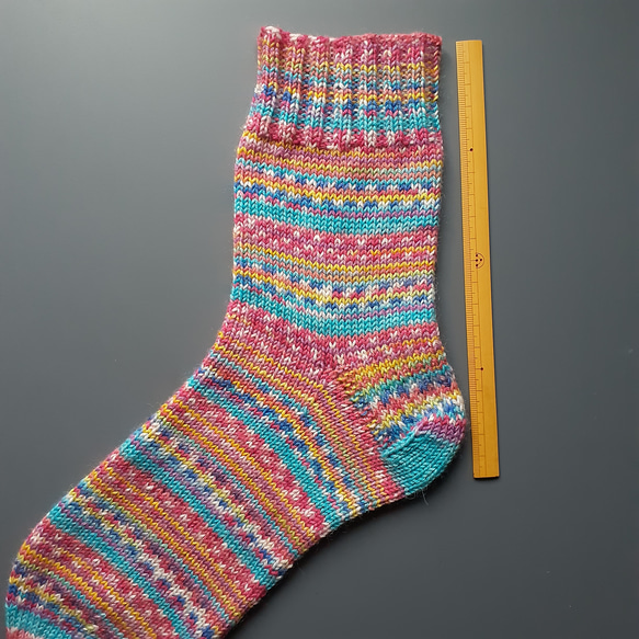 手編みの靴下（23cm～24cm）☆気仙沼”祭”色＊洗濯機OK！ 3枚目の画像