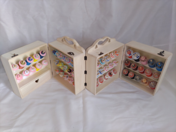 ミシン糸+ボビン 55個収納　便利な糸立て木製裁縫箱　ソーイングボックス　折り畳み収納ケース　♡型ピンクッション付 2枚目の画像