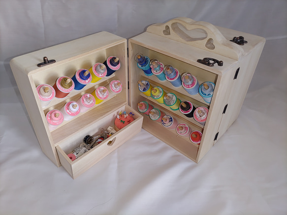 ミシン糸+ボビン 55個収納　便利な糸立て木製裁縫箱　ソーイングボックス　折り畳み収納ケース　♡型ピンクッション付 6枚目の画像