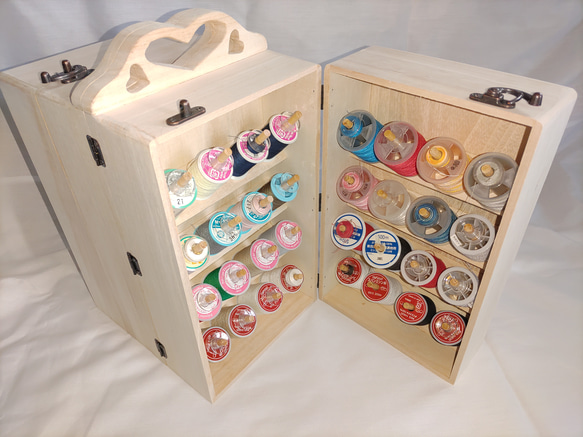 ミシン糸+ボビン ６０個収納　便利な糸立て木製裁縫箱　ソーイングボックス　折り畳み収納ケース　♡型ピンクッション付 4枚目の画像