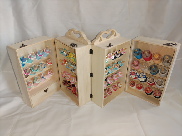 ミシン糸+ボビン ６０個収納　便利な糸立て木製裁縫箱　ソーイングボックス　折り畳み収納ケース　♡型ピンクッション付 2枚目の画像