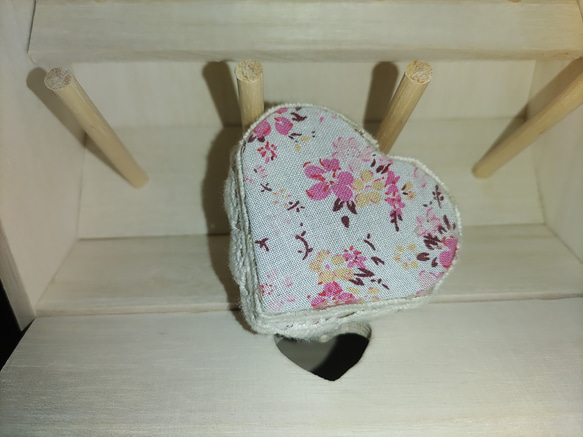 ミシン糸+ボビン ６０個収納　便利な糸立て木製裁縫箱　ソーイングボックス　折り畳み収納ケース　♡型ピンクッション付 13枚目の画像
