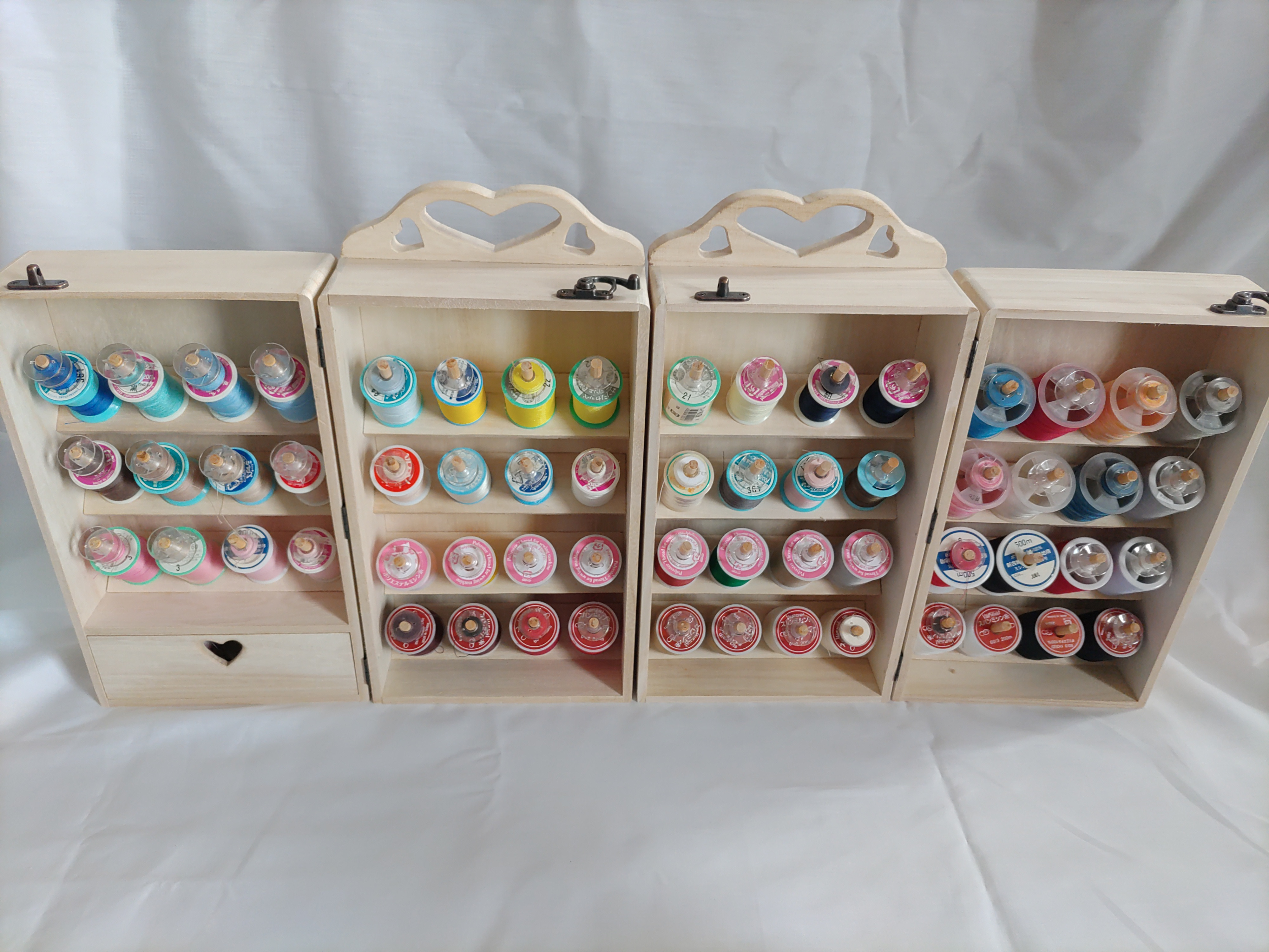 木製 収納棚 5段 ミシン糸収納棚 シェルフ ボビンケース 裁縫棚 ヴィンテージ 楽天市場】糸巻ラック 壁掛け式 48本 ボビン 刺繍糸 糸立て 台