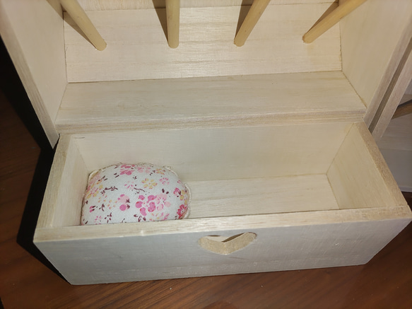 ミシン糸+ボビン ６０個収納　便利な糸立て木製裁縫箱　ソーイングボックス　折り畳み収納ケース　♡型ピンクッション付 11枚目の画像